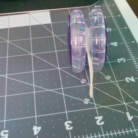 Purple plastic yoyo - Picture 2 of 2
